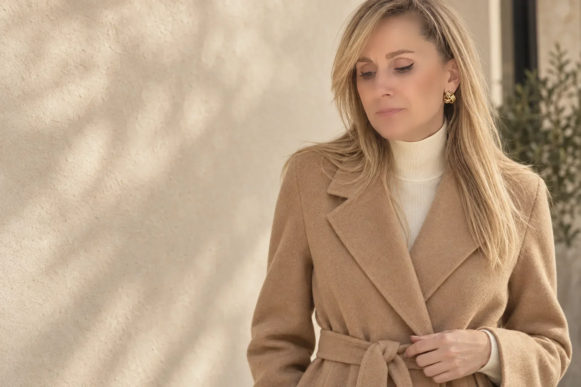 Zuzana Waldová v kabátu Amande Privé v odstínu camel u světlé stěny, AI studie